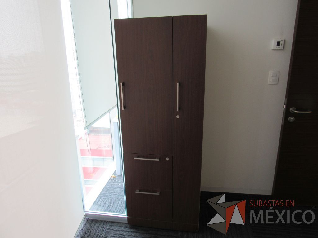 Lote 127 - Gabinete alto con 2 puertas y 2 cajones color café