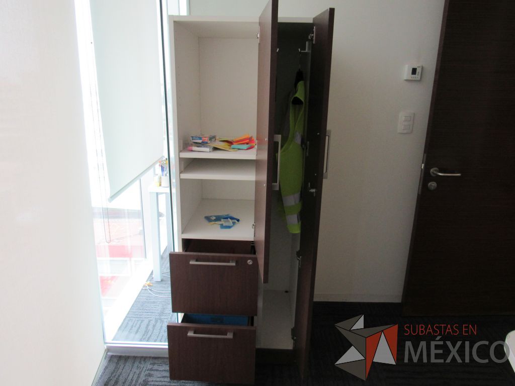 Lote 127 - Gabinete alto con 2 puertas y 2 cajones color café - Imagen 4