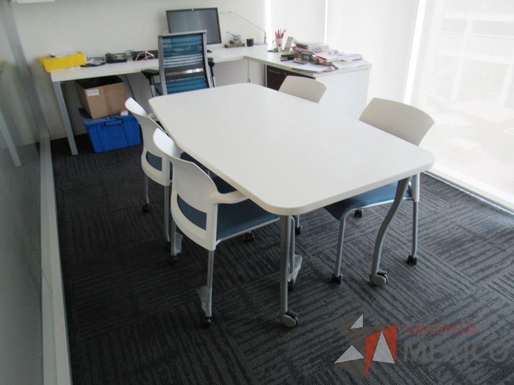Lote 128 - Mesa de trabajo con 4 patas metálicas, ruedas y cubierta color blanco - Imagen 3