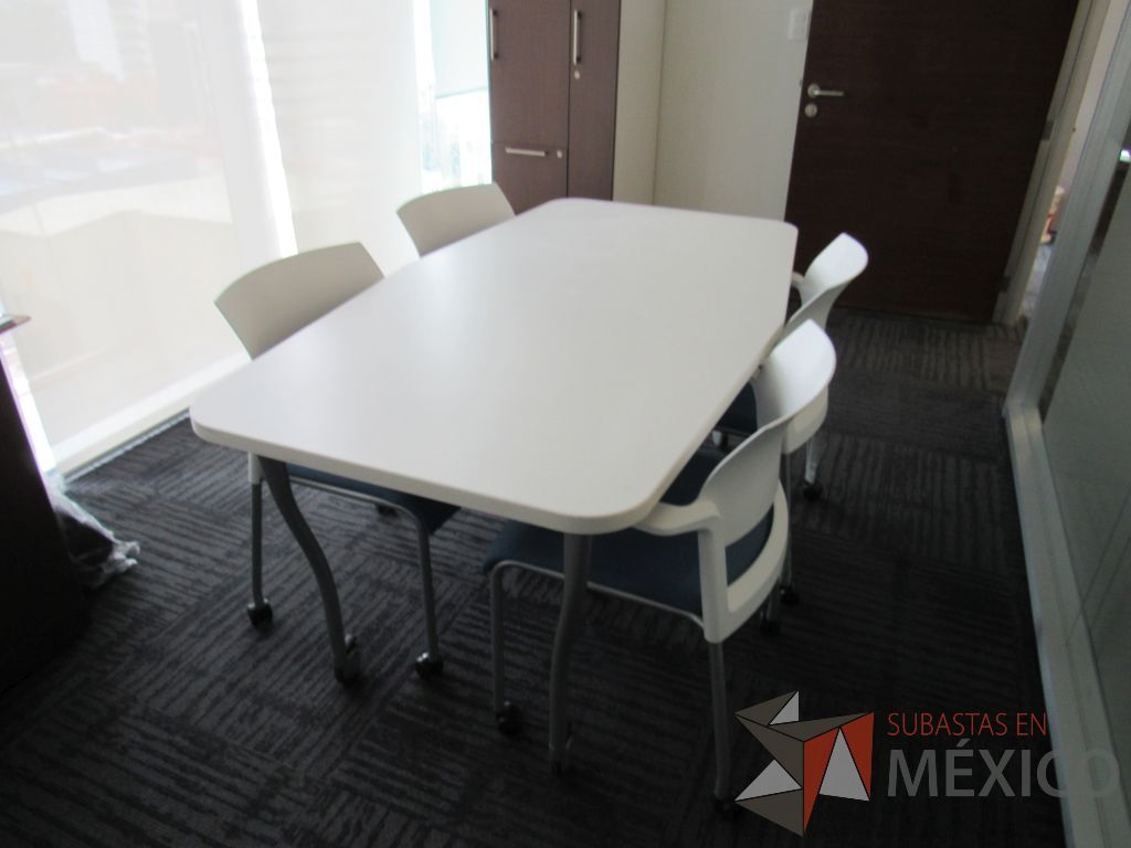 Lote 128 - Mesa de trabajo con 4 patas metálicas, ruedas y cubierta color blanco - Imagen 4