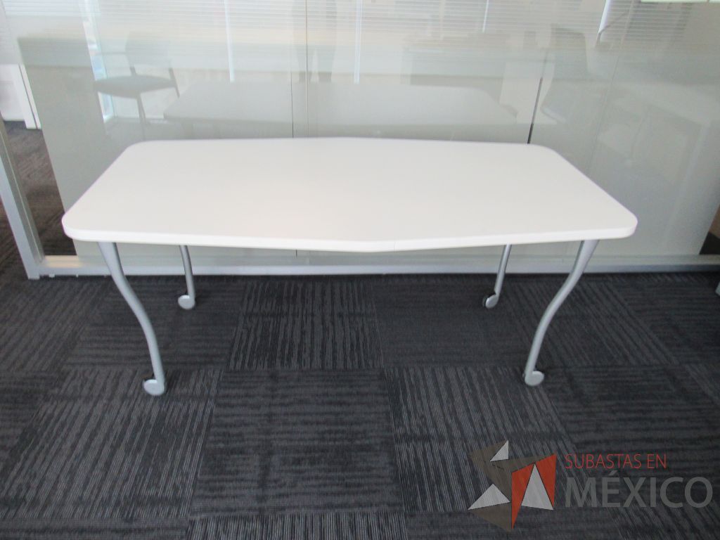 Lote 128 - Mesa de trabajo con 4 patas metálicas, ruedas y cubierta color blanco - Imagen 6