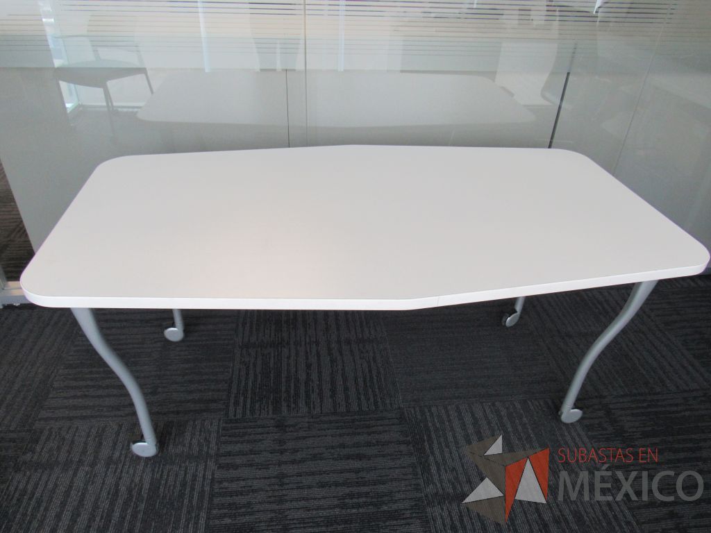 Lote 128 - Mesa de trabajo con 4 patas metálicas, ruedas y cubierta color blanco - Imagen 7