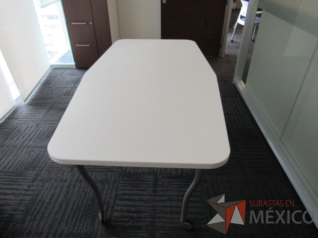 Lote 128 - Mesa de trabajo con 4 patas metálicas, ruedas y cubierta color blanco - Imagen 8