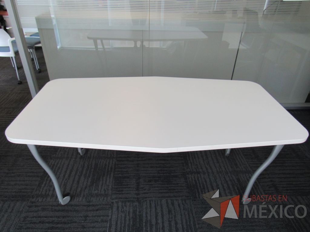 Lote 128 - Mesa de trabajo con 4 patas metálicas, ruedas y cubierta color blanco