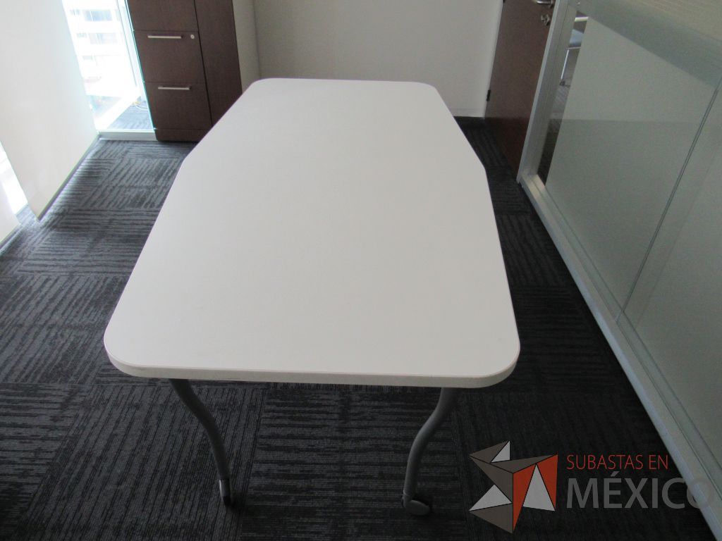 Lote 128 - Mesa de trabajo con 4 patas metálicas, ruedas y cubierta color blanco - Imagen 10