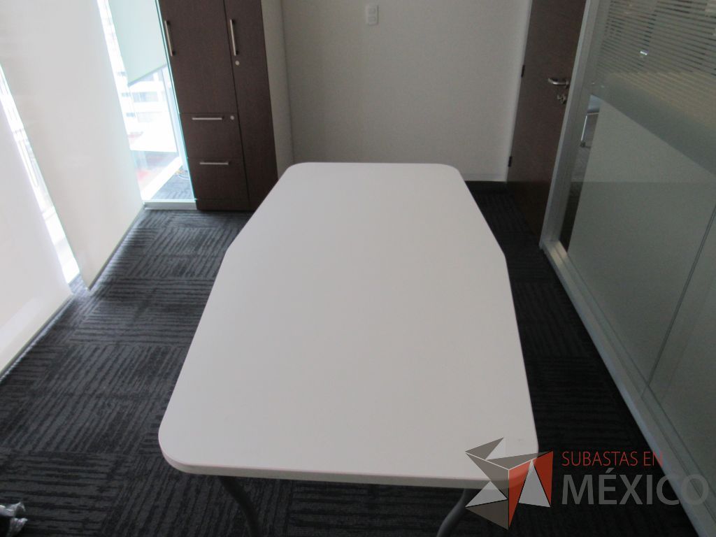 Lote 128 - Mesa de trabajo con 4 patas metálicas, ruedas y cubierta color blanco - Imagen 11