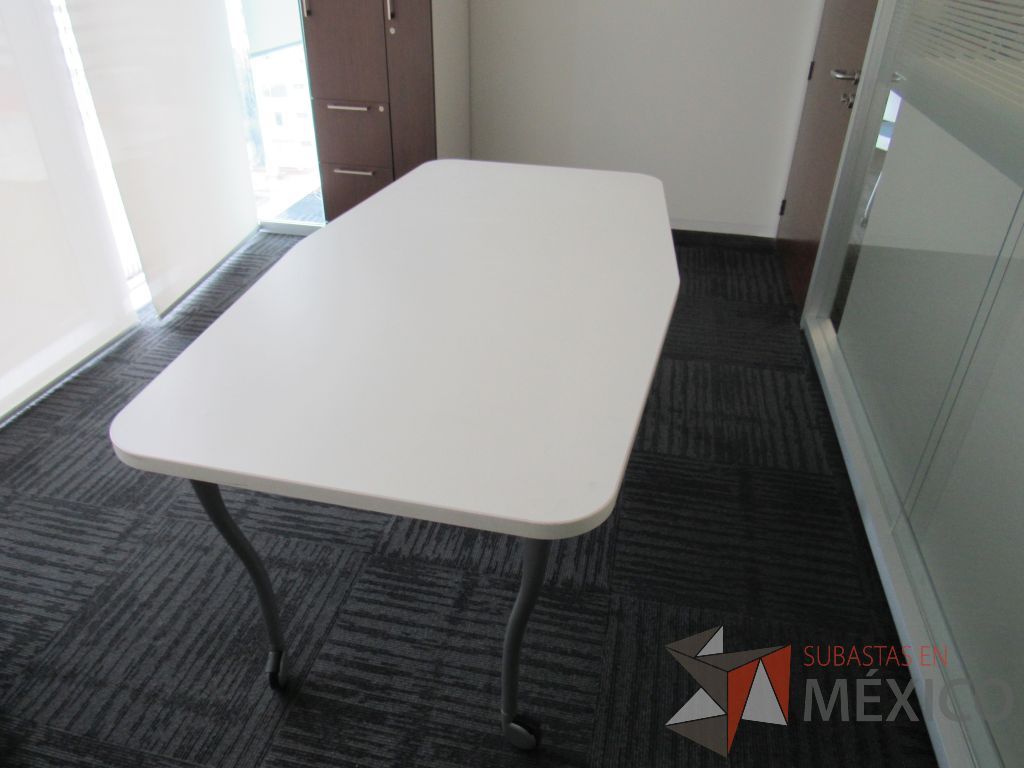Lote 128 - Mesa de trabajo con 4 patas metálicas, ruedas y cubierta color blanco - Imagen 12