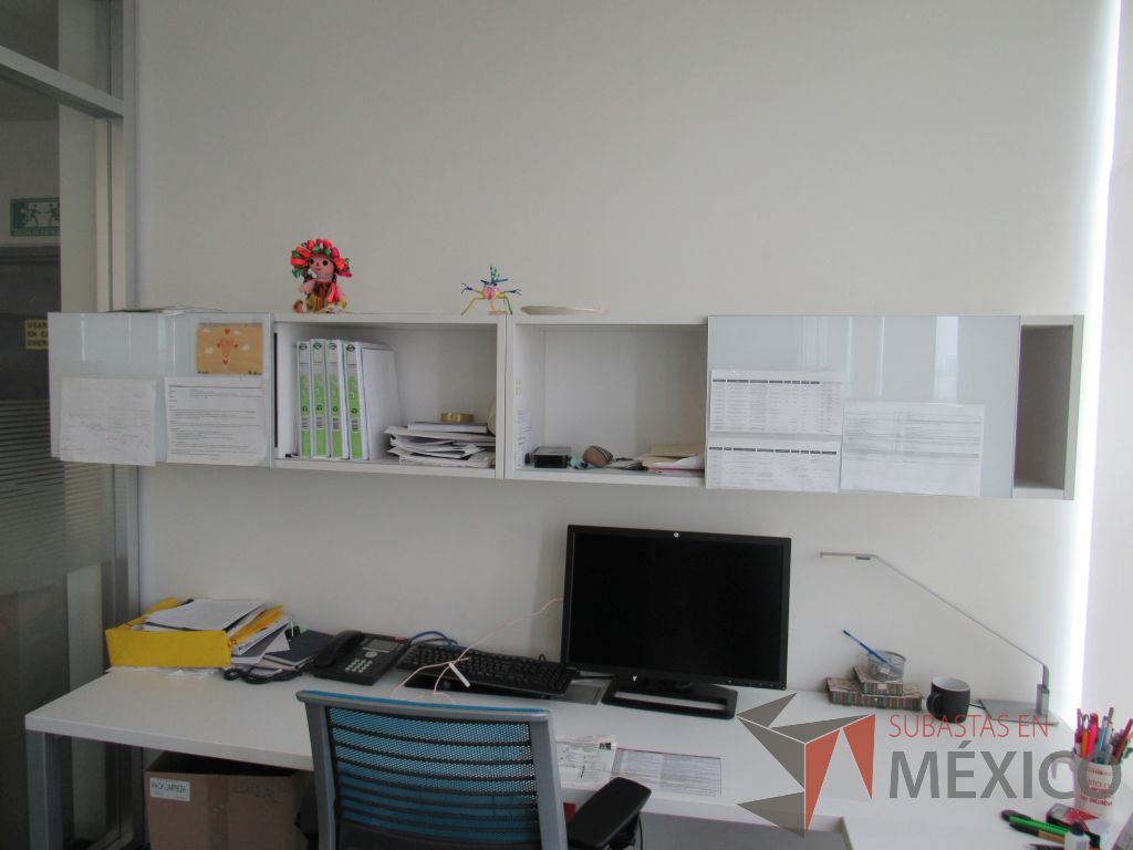 Lote 008 - Escritorio en escuadra con gabinete de pedestal de 2 puertas y gaveta empotrada color blanco - Imagen 9