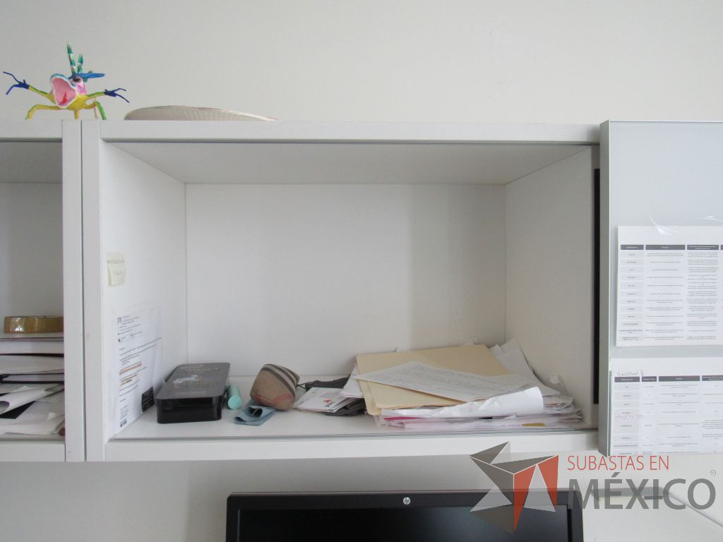 Lote 008 - Escritorio en escuadra con gabinete de pedestal de 2 puertas y gaveta empotrada color blanco - Imagen 12