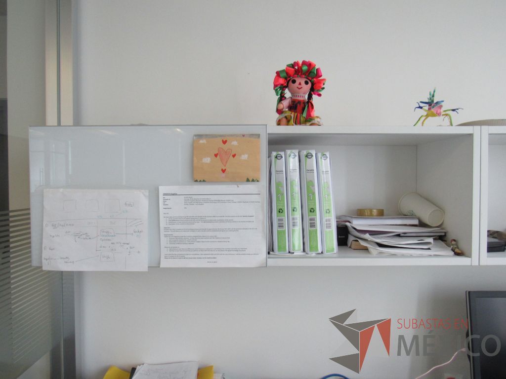 Lote 008 - Escritorio en escuadra con gabinete de pedestal de 2 puertas y gaveta empotrada color blanco - Imagen 14