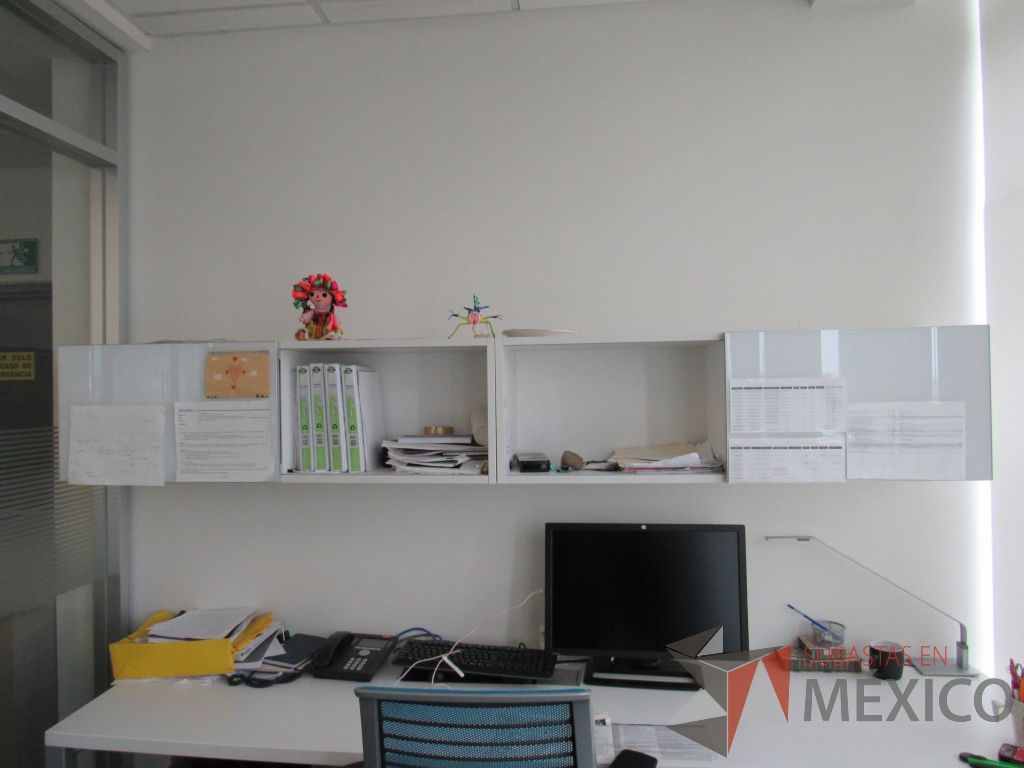Lote 008 - Escritorio en escuadra con gabinete de pedestal de 2 puertas y gaveta empotrada color blanco - Imagen 16