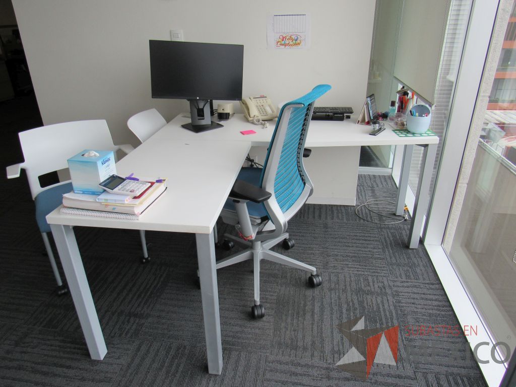 Lote 129 - Escritorio en escuadra con 4 patas metálicas y cubierta color blanco - Imagen 2