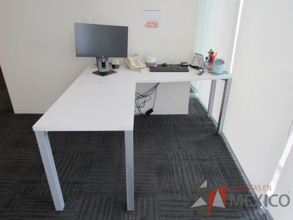Lote 129 - Escritorio en escuadra con 4 patas metálicas y cubierta color blanco