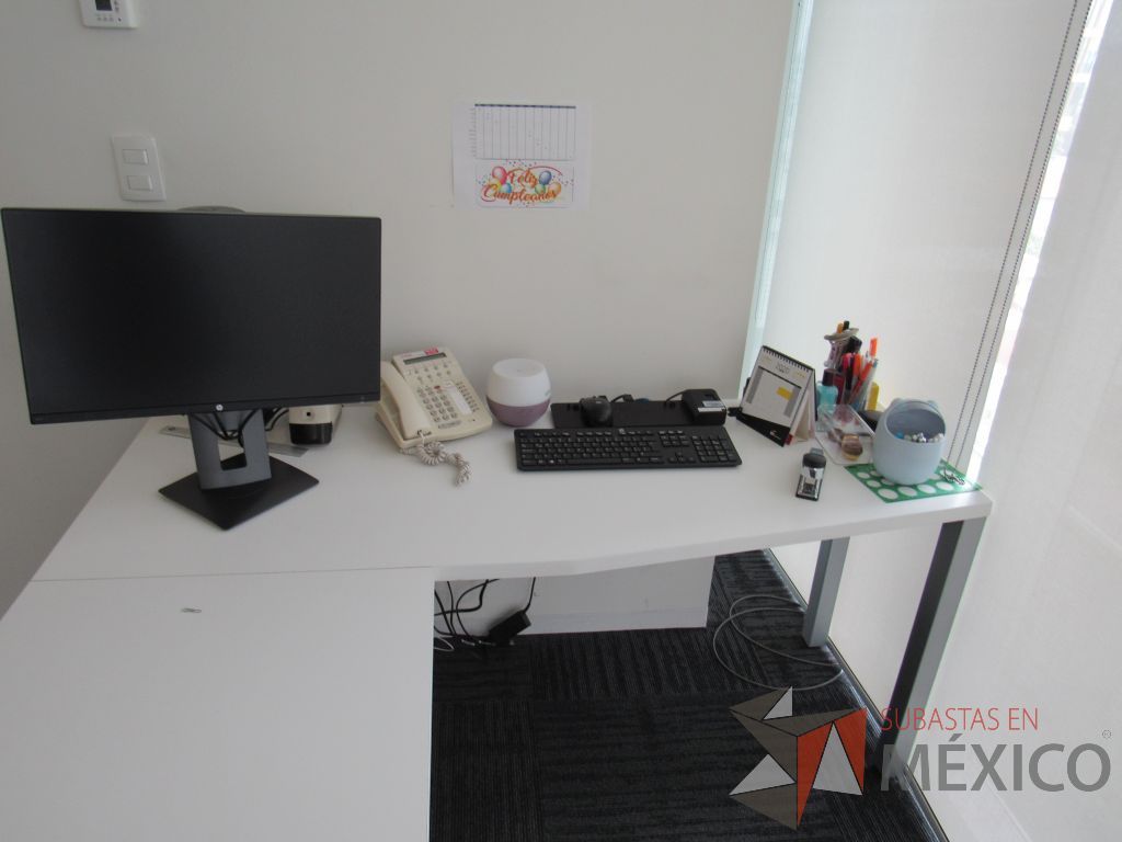 Lote 129 - Escritorio en escuadra con 4 patas metálicas y cubierta color blanco - Imagen 7