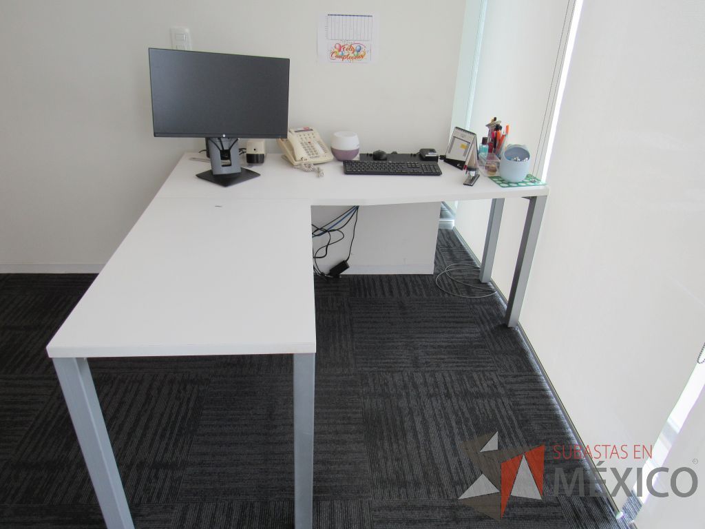 Lote 129 - Escritorio en escuadra con 4 patas metálicas y cubierta color blanco - Imagen 8