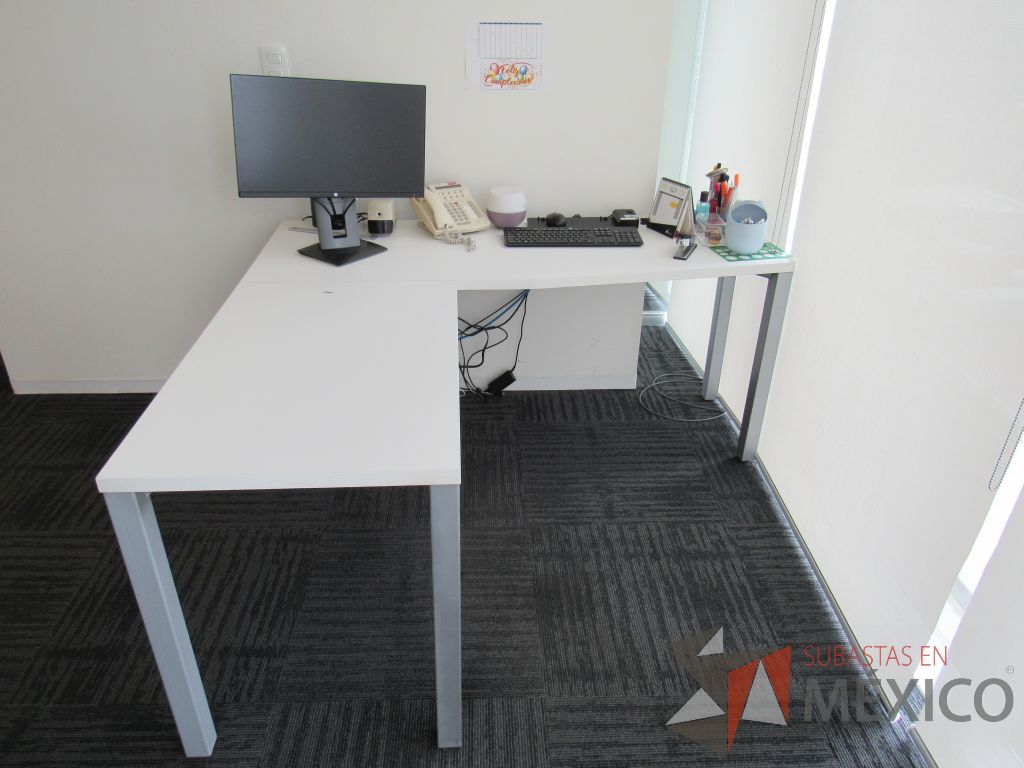 Lote 129 - Escritorio en escuadra con 4 patas metálicas y cubierta color blanco - Imagen 9