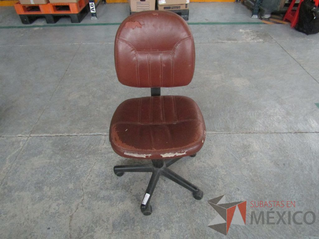Lote 027 - 4 Sillas secretariales con ruedas, asiento y respaldo tipo piel color café. - Imagen 2