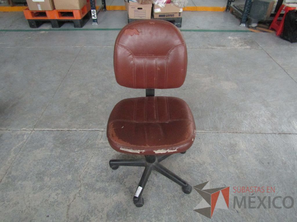 Lote 027 - 4 Sillas secretariales con ruedas, asiento y respaldo tipo piel color café.