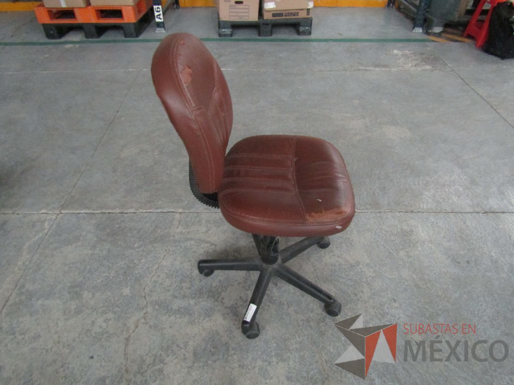 Lote 027 - 4 Sillas secretariales con ruedas, asiento y respaldo tipo piel color café. - Imagen 3