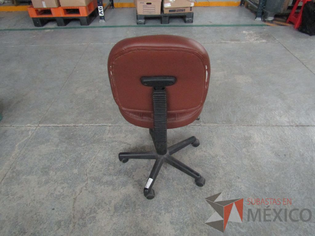 Lote 027 - 4 Sillas secretariales con ruedas, asiento y respaldo tipo piel color café. - Imagen 4