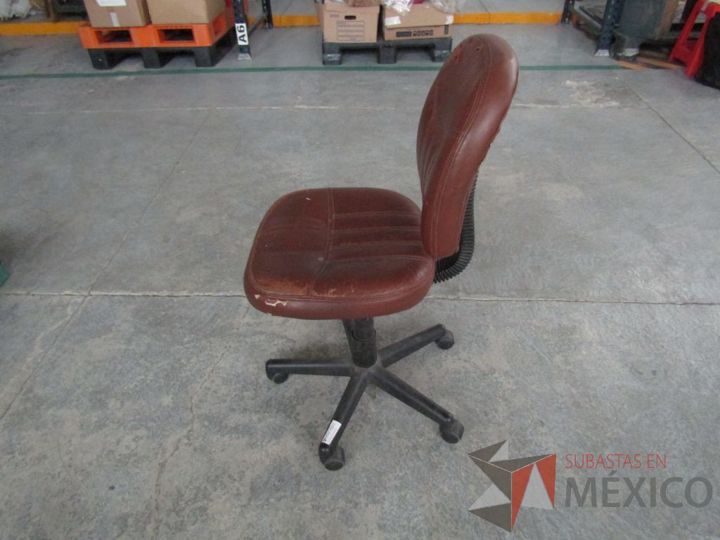 Lote 027 - 4 Sillas secretariales con ruedas, asiento y respaldo tipo piel color café. - Imagen 5