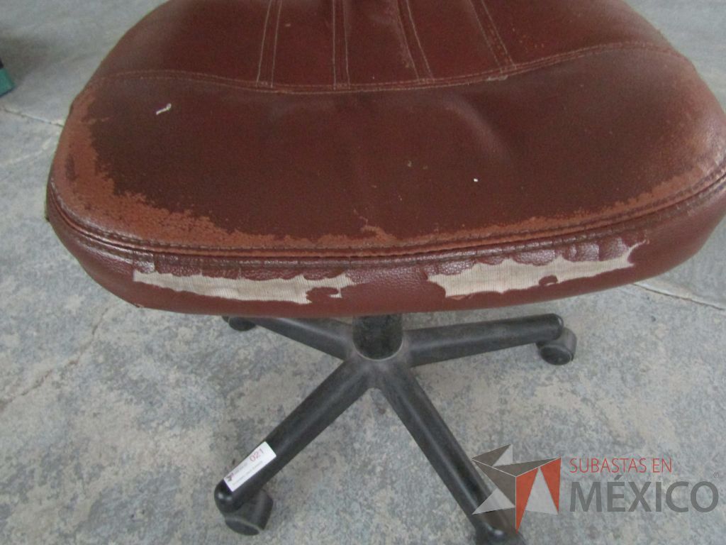 Lote 027 - 4 Sillas secretariales con ruedas, asiento y respaldo tipo piel color café. - Imagen 7