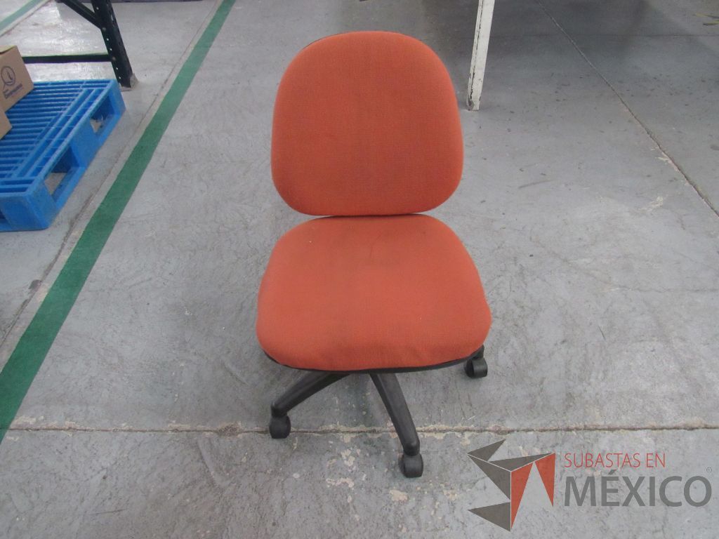 Lote 019 - 6 Sillas secretariales con ruedas, asiento y respaldo en tela color naranja. - Imagen 2