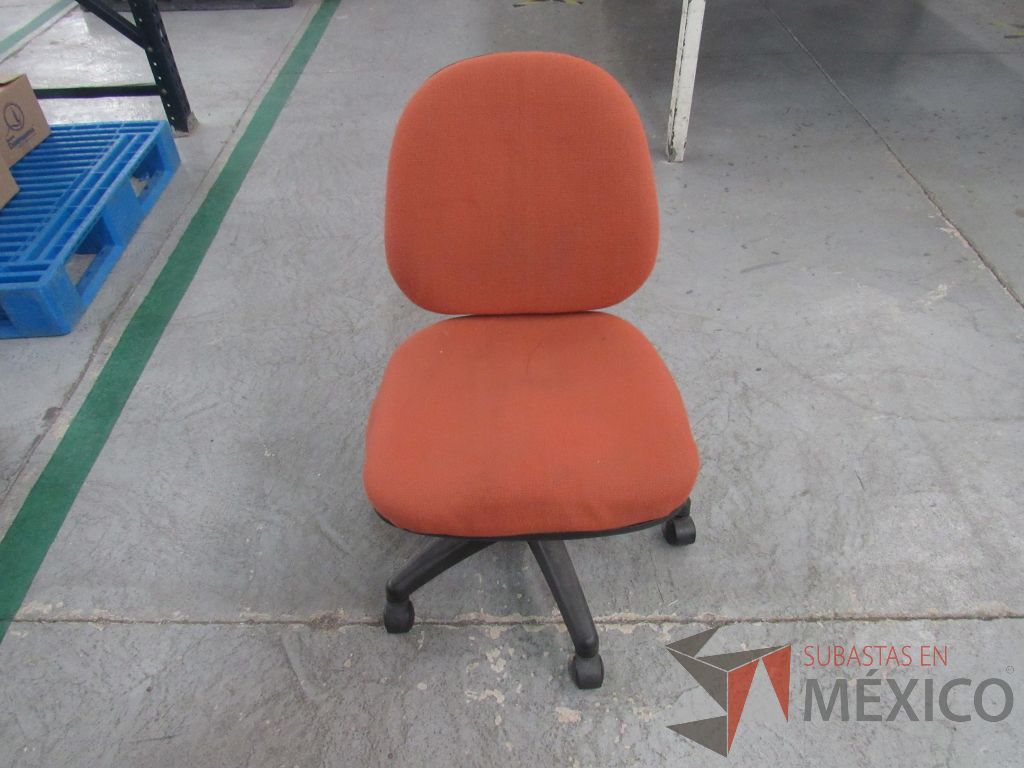 Lote 019 - 6 Sillas secretariales con ruedas, asiento y respaldo en tela color naranja.