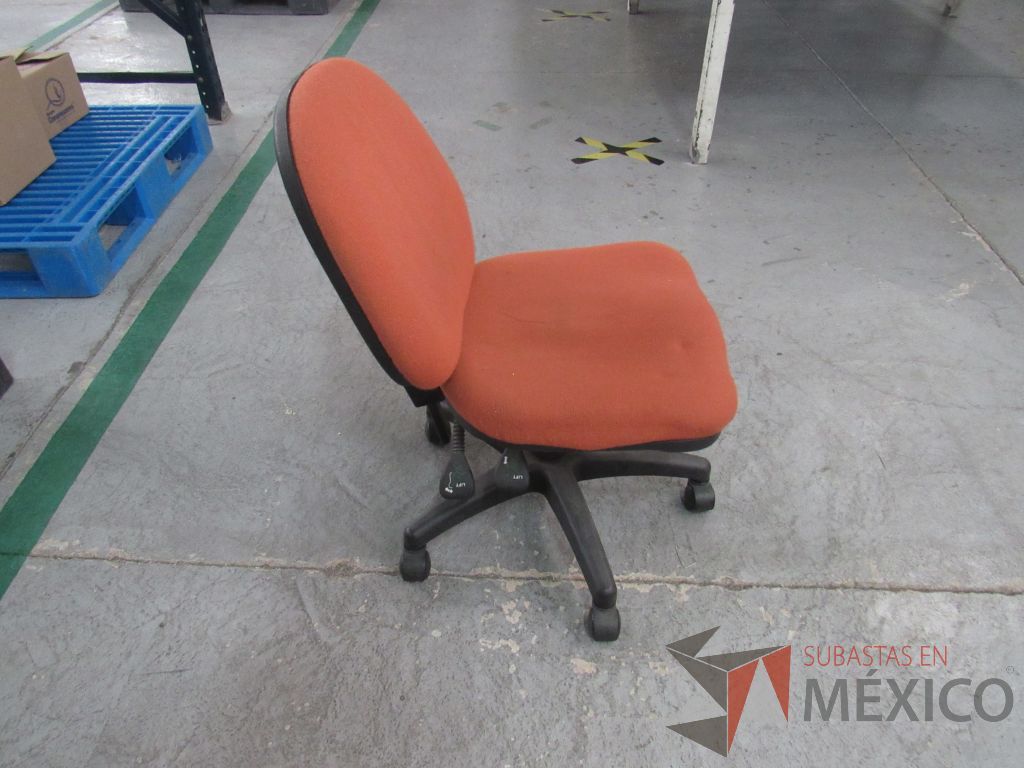 Lote 019 - 6 Sillas secretariales con ruedas, asiento y respaldo en tela color naranja. - Imagen 3
