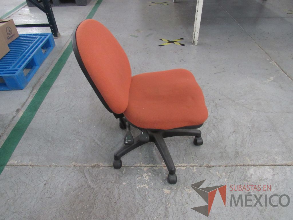 Lote 019 - 6 Sillas secretariales con ruedas, asiento y respaldo en tela color naranja. - Imagen 4