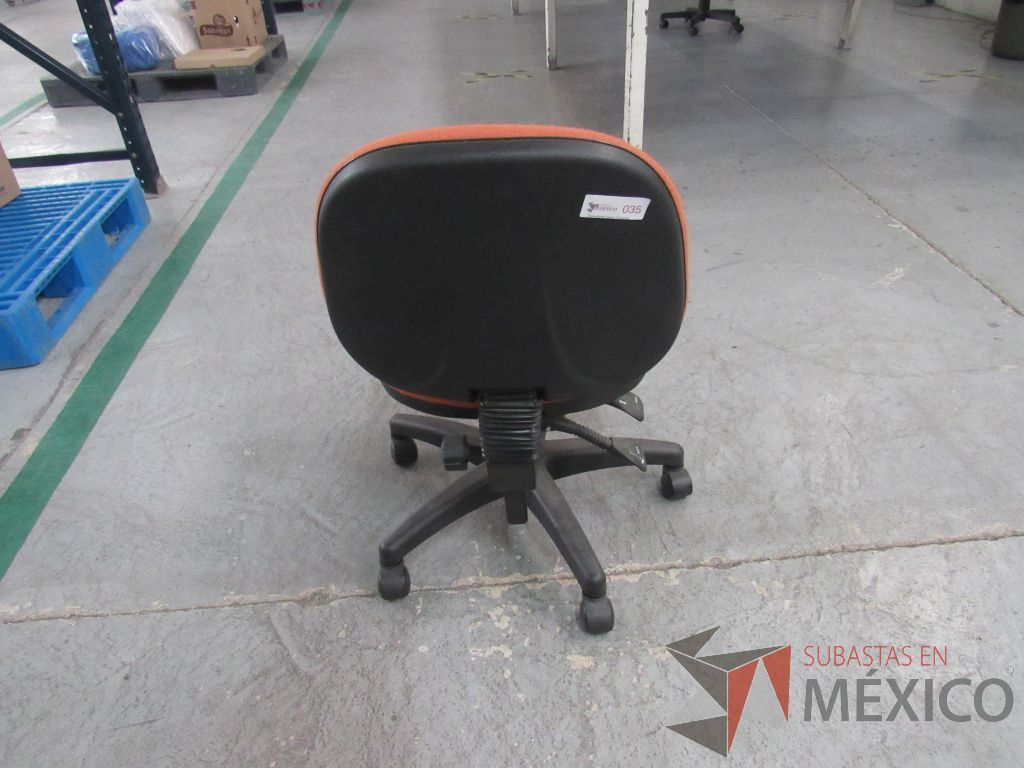 Lote 019 - 6 Sillas secretariales con ruedas, asiento y respaldo en tela color naranja. - Imagen 6