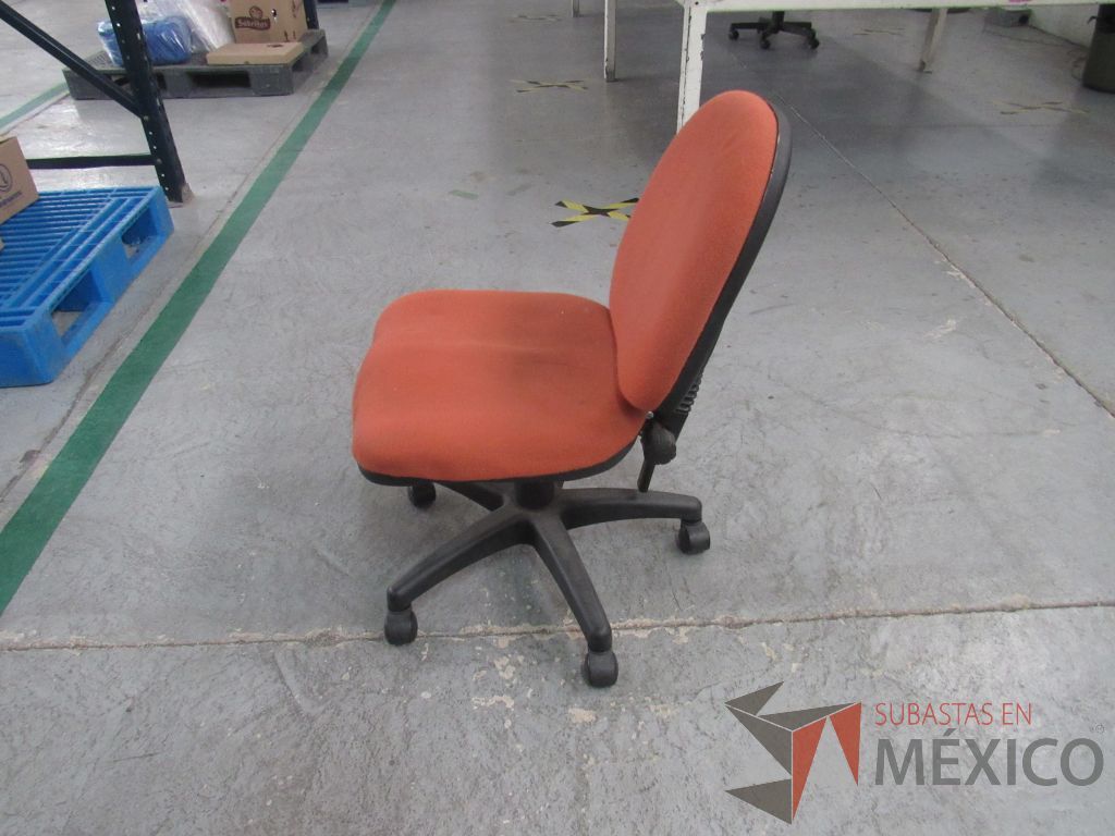 Lote 019 - 6 Sillas secretariales con ruedas, asiento y respaldo en tela color naranja. - Imagen 7