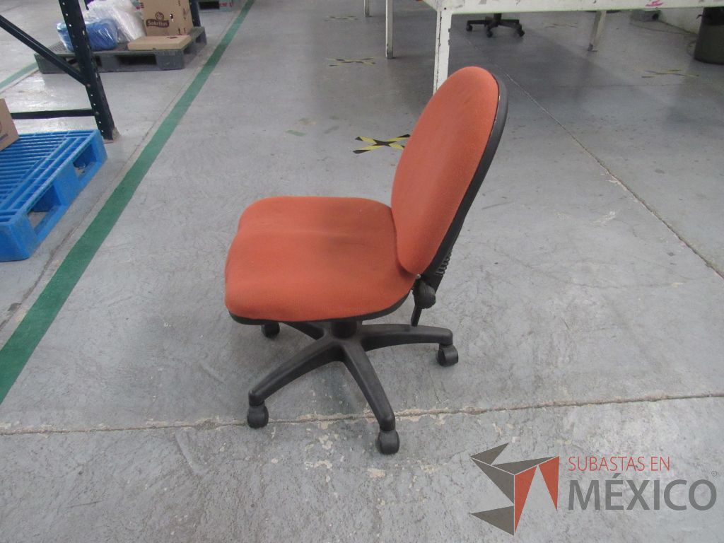 Lote 019 - 6 Sillas secretariales con ruedas, asiento y respaldo en tela color naranja. - Imagen 8