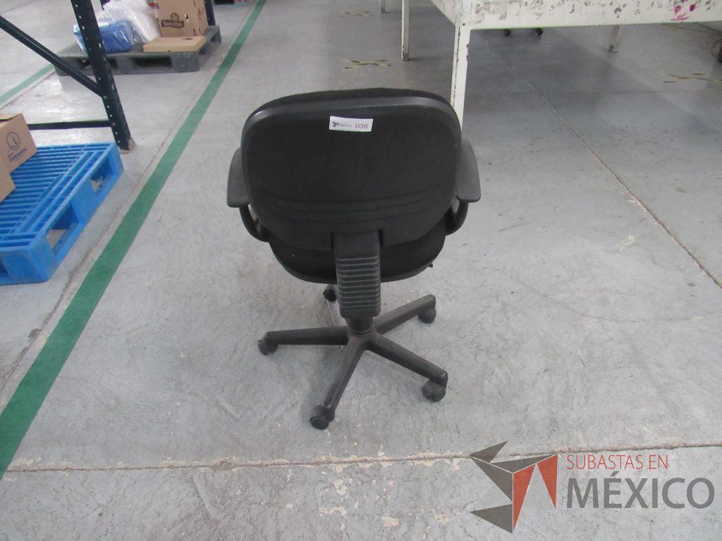 Lote 018 - 2 Sillas secretariales con ruedas, asiento y respaldo en tela color negro. - Imagen 6