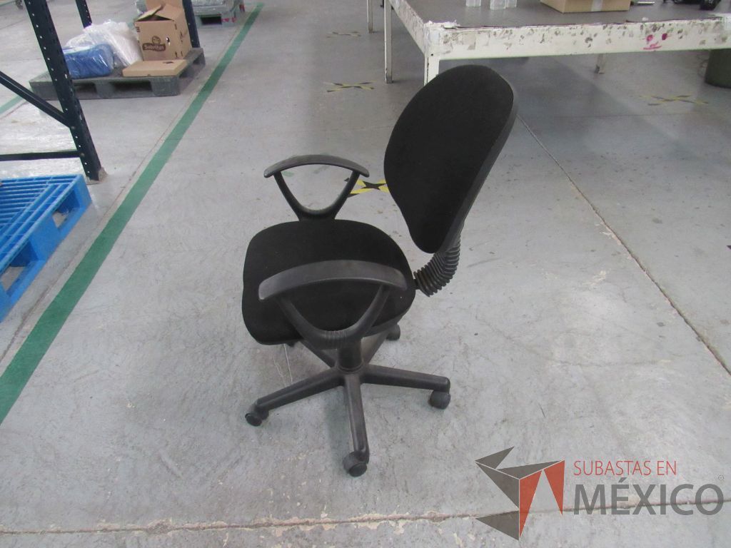 Lote 018 - 2 Sillas secretariales con ruedas, asiento y respaldo en tela color negro. - Imagen 8