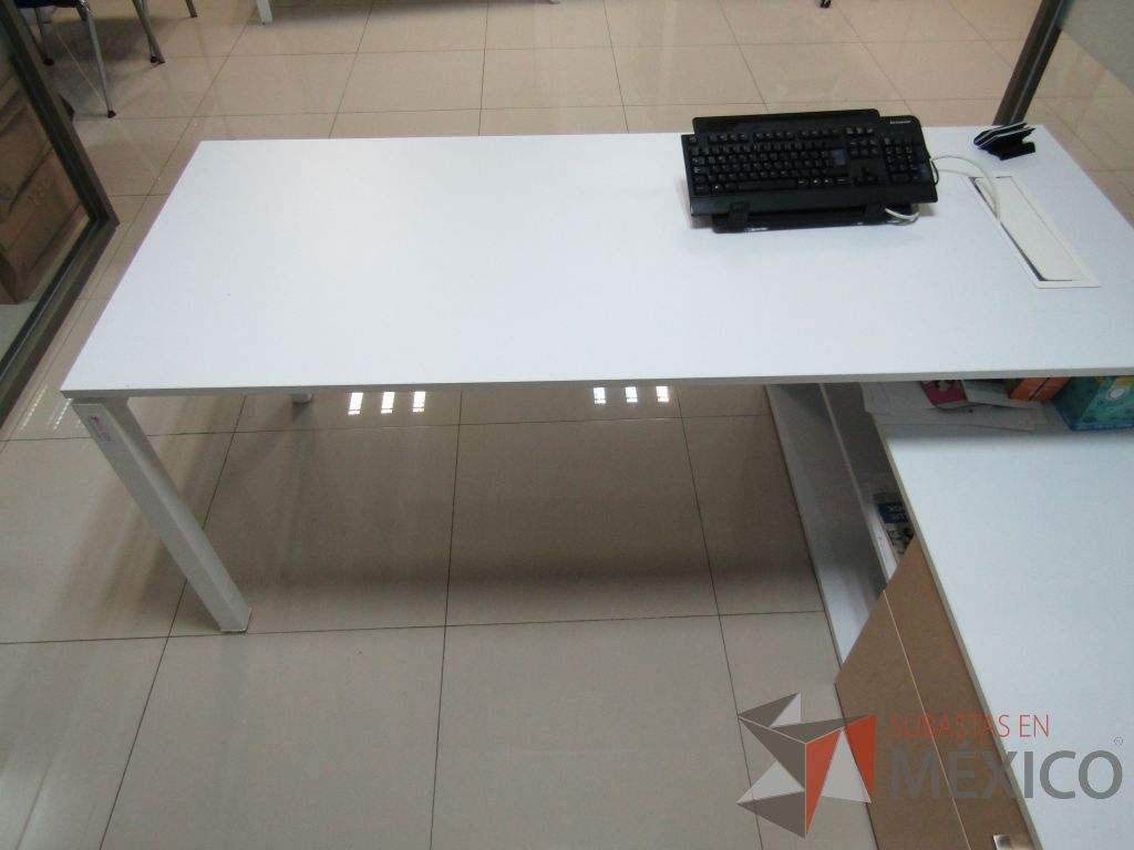Lote 022 - Escritorio en escuadra con credenza de pedestal con 2 cajones y 1 entrepaño. - Imagen 2