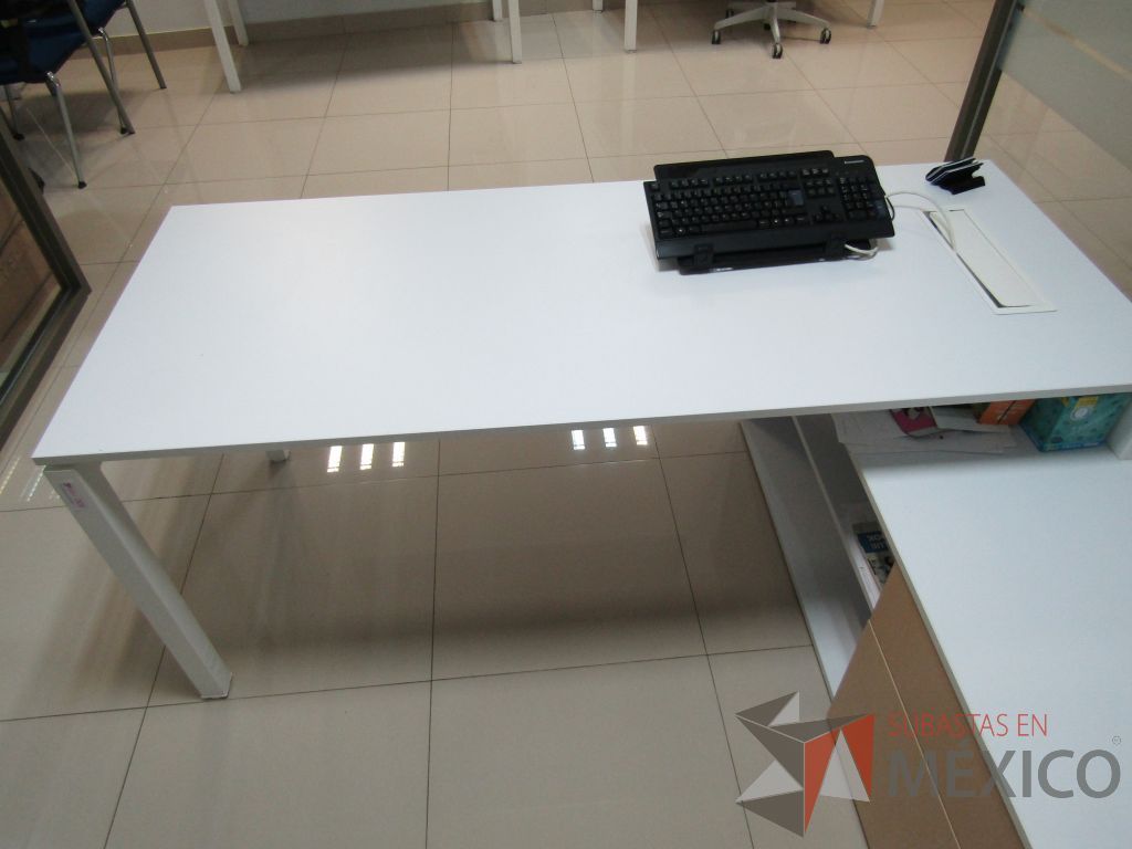 Lote 022 - Escritorio en escuadra con credenza de pedestal con 2 cajones y 1 entrepaño. - Imagen 3