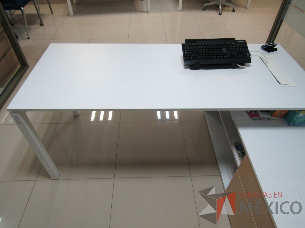 Lote 022 - Escritorio en escuadra con credenza de pedestal con 2 cajones y 1 entrepaño. - Imagen 4