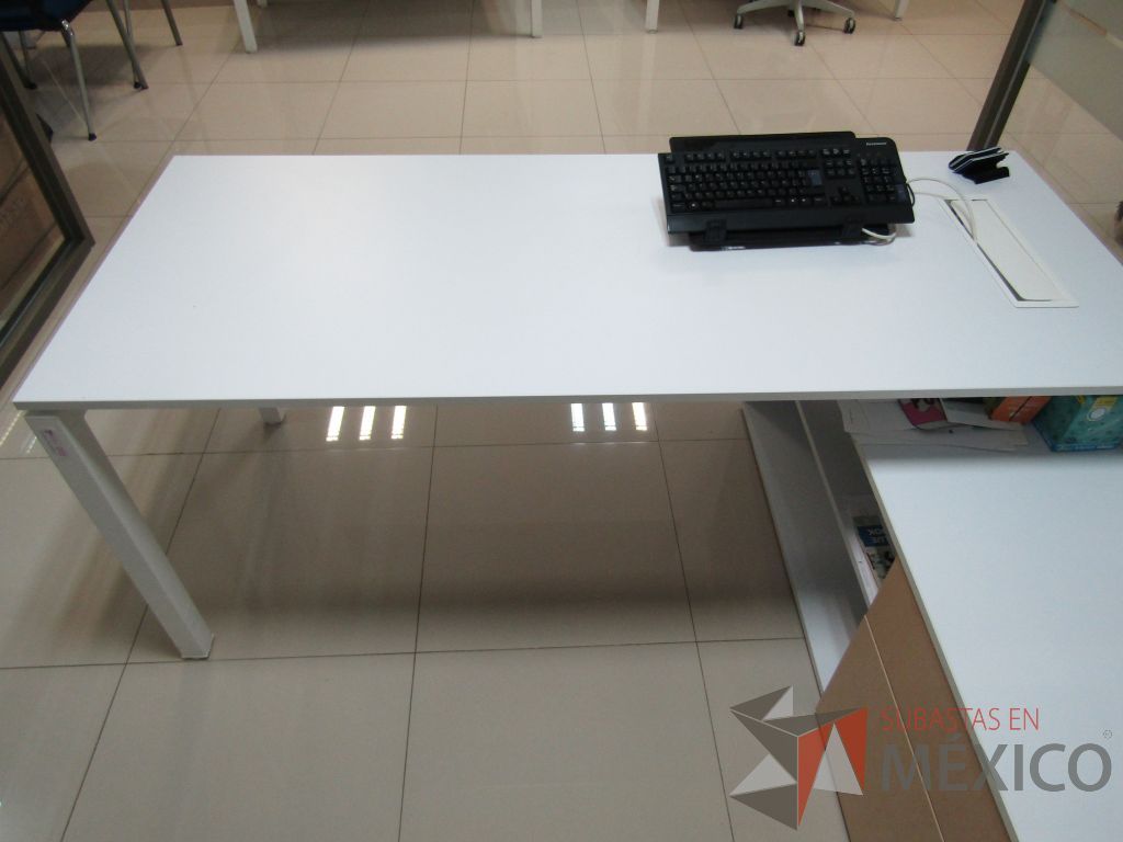 Lote 022 - Escritorio en escuadra con credenza de pedestal con 2 cajones y 1 entrepaño. - Imagen 5