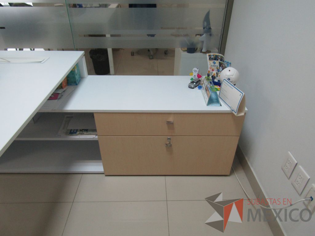 Lote 022 - Escritorio en escuadra con credenza de pedestal con 2 cajones y 1 entrepaño. - Imagen 6