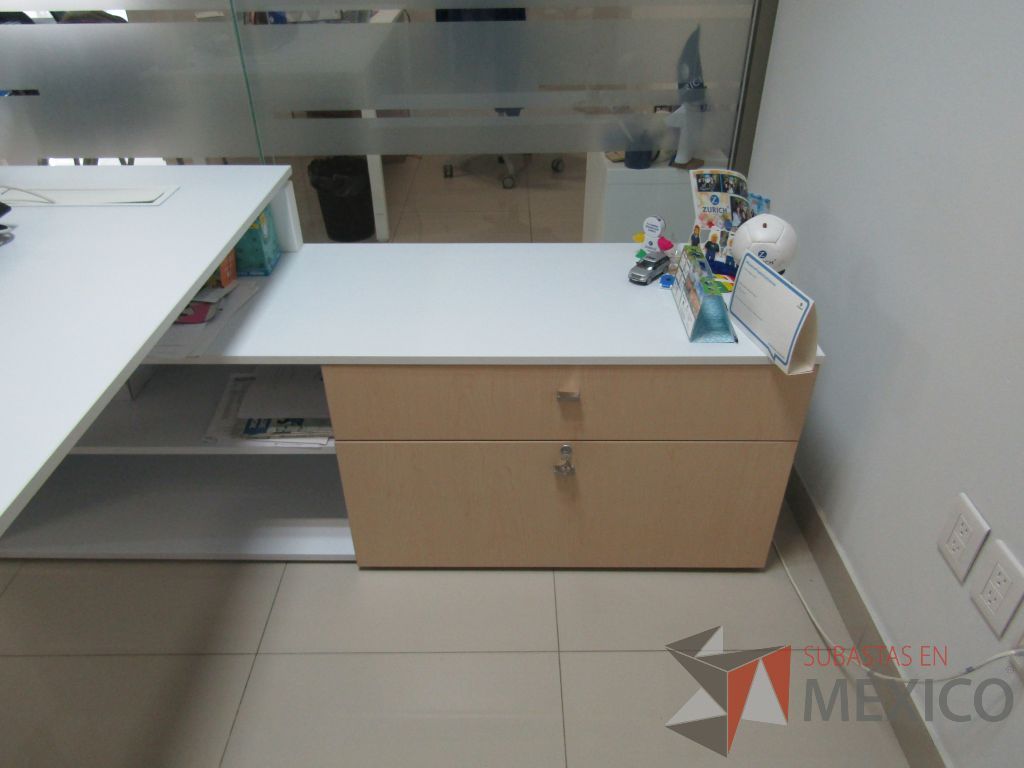 Lote 022 - Escritorio en escuadra con credenza de pedestal con 2 cajones y 1 entrepaño. - Imagen 7