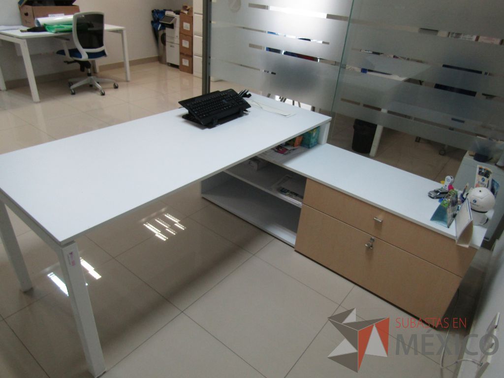 Lote 022 - Escritorio en escuadra con credenza de pedestal con 2 cajones y 1 entrepaño. - Imagen 8
