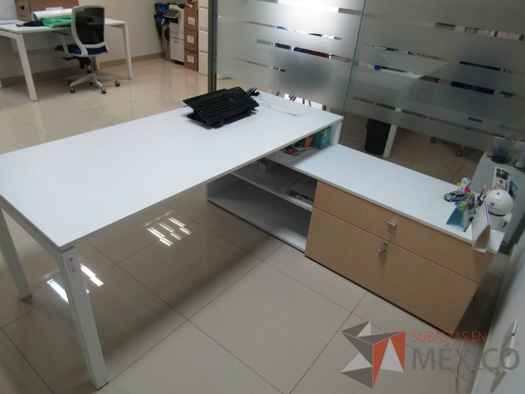 Lote 022 - Escritorio en escuadra con credenza de pedestal con 2 cajones y 1 entrepaño.
