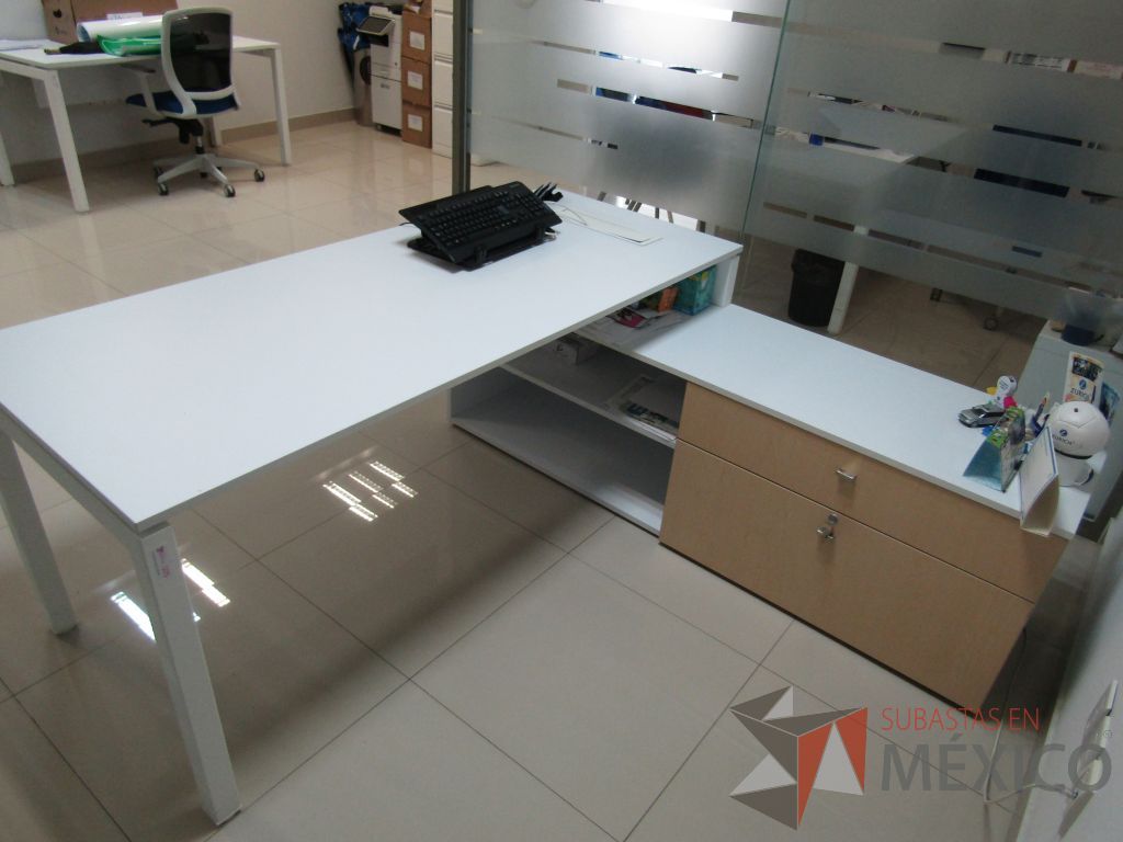 Lote 022 - Escritorio en escuadra con credenza de pedestal con 2 cajones y 1 entrepaño. - Imagen 9