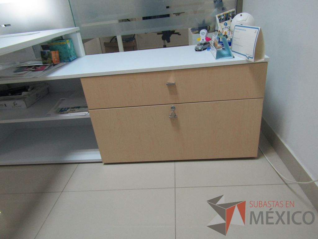 Lote 022 - Escritorio en escuadra con credenza de pedestal con 2 cajones y 1 entrepaño. - Imagen 10