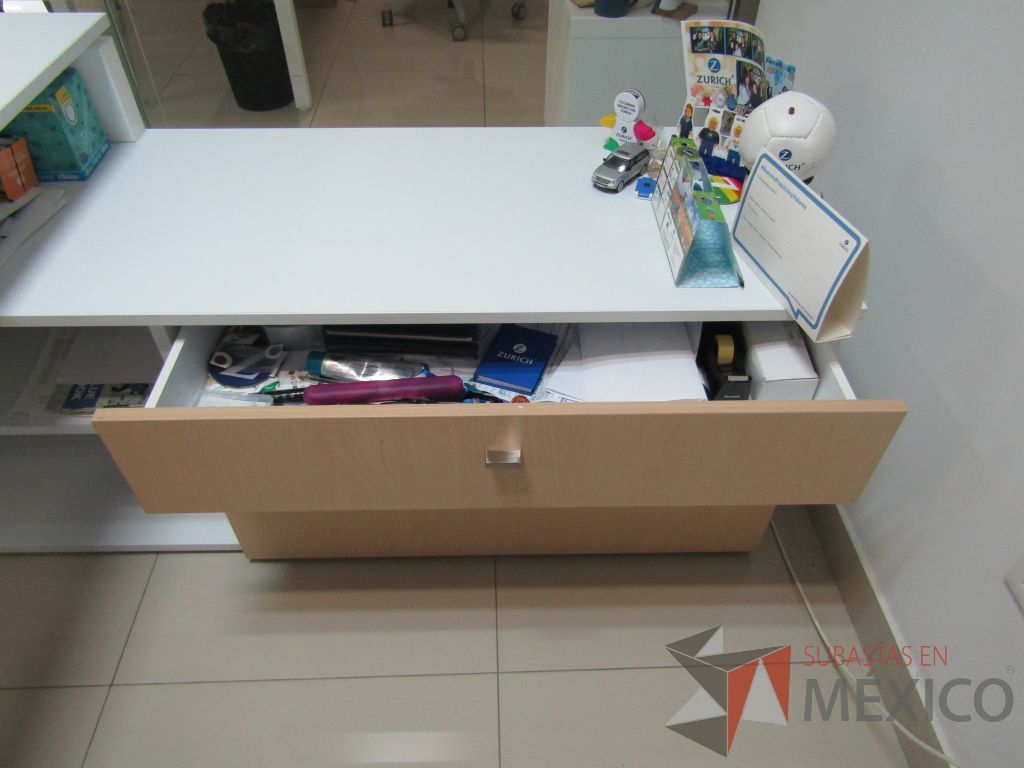 Lote 022 - Escritorio en escuadra con credenza de pedestal con 2 cajones y 1 entrepaño. - Imagen 13