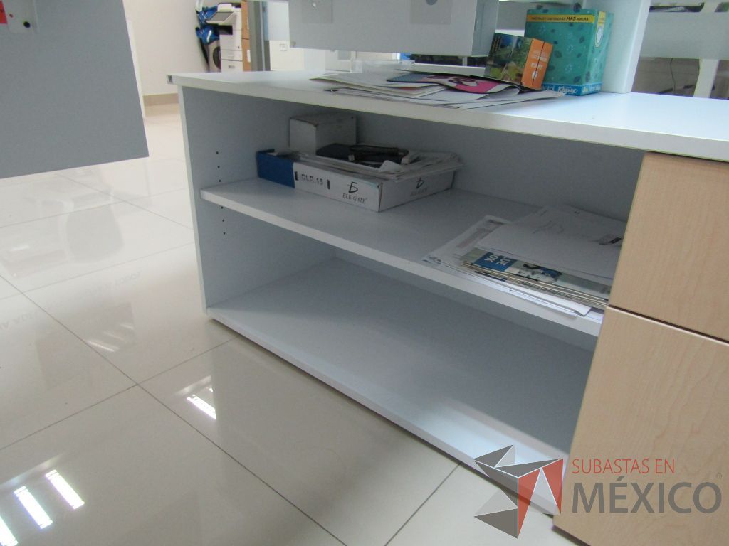 Lote 022 - Escritorio en escuadra con credenza de pedestal con 2 cajones y 1 entrepaño. - Imagen 14