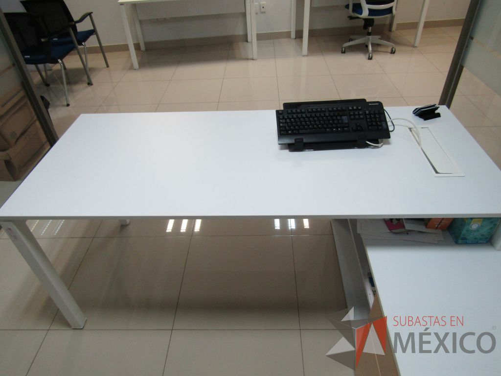 Lote 022 - Escritorio en escuadra con credenza de pedestal con 2 cajones y 1 entrepaño. - Imagen 16