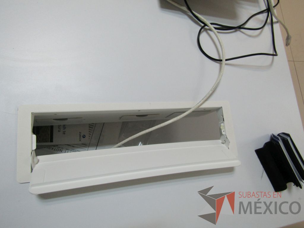Lote 022 - Escritorio en escuadra con credenza de pedestal con 2 cajones y 1 entrepaño. - Imagen 17