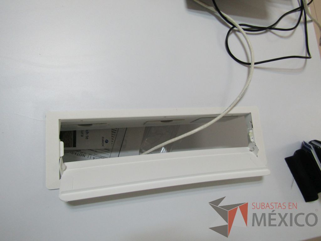 Lote 022 - Escritorio en escuadra con credenza de pedestal con 2 cajones y 1 entrepaño. - Imagen 18
